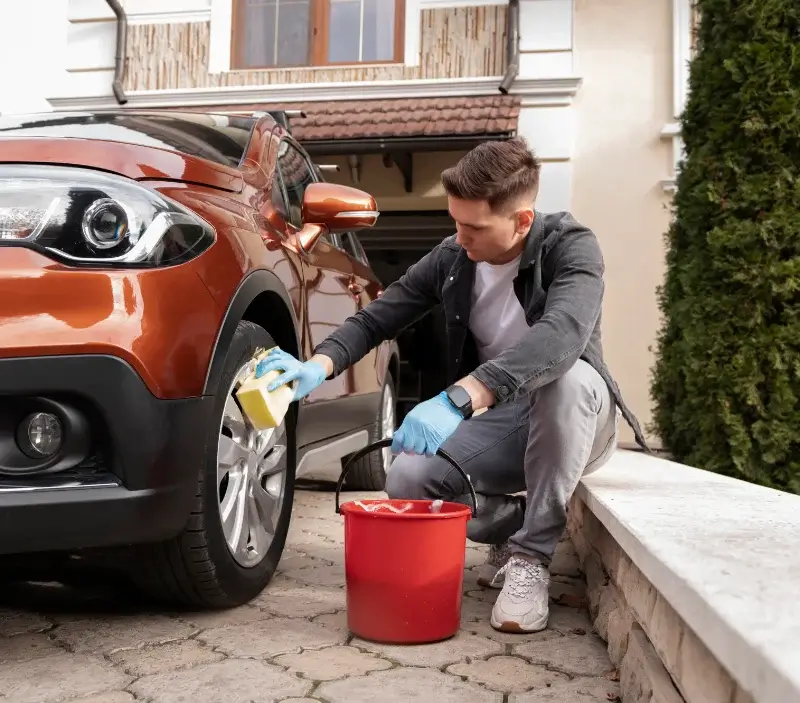 Lavage auto à domicile Levergies : professionnel intervenant sur un véhicule